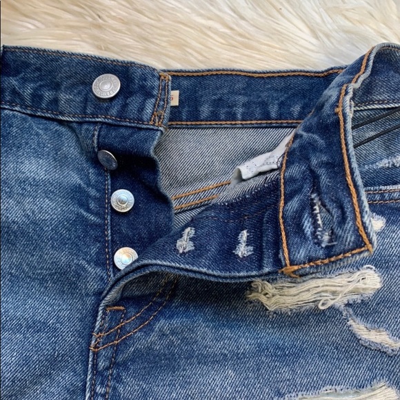 LEVI’s Shorts High Rise Cut Off Wedgie Distressed - Picture 3 of 4